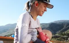 Канадская бегунья выиграла ультрамарафон, одновременно кормя грудную дочь