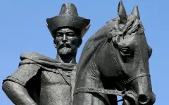 Памятник Кенесары хану вернули на место в Астане