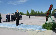 Токаев посетил Музейно-мемориальный комплекс жертв политических репрессий и тоталитаризма АЛЖИР