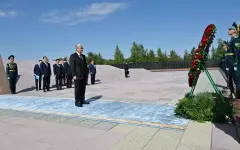 Токаев возложил цветы к мемориалу «АЛЖИР»