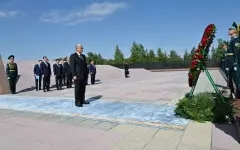 Президент почтил память жертв политических репрессий и голода