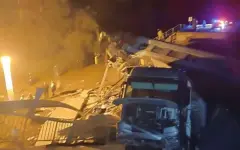 На пассажирский поезд в Брянской области РФ рухнул мост