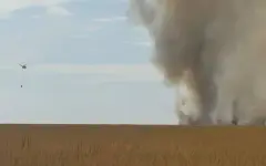 Вертолет МЧС тушит возгорание камыша близ Атырау