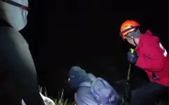 Начались судороги: спасатели МЧС шли по бездорожью к застрявшим туристам в горах Алматинской области