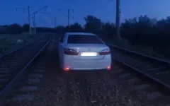 В Туркестанской области водитель оставил авто на железнодорожных путях