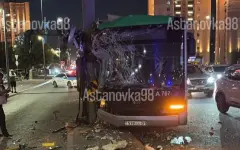 Зажевало двери: пассажирский автобус врезался в столб в Астане