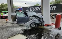 Утренняя авария в Алматы: автомобиль влетел в АЗС