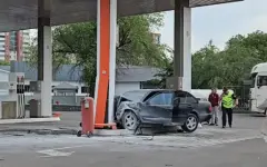 Авто врезалось в бензоколонку АЗС в Алматы