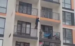 Прохожий забрался на 4 этаж и потушил огонь в Алматы – видео