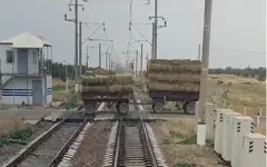 В Жамбылской области поезд избежал столкновения с прицепом трактора