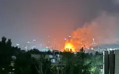 В Алматы сильное пламя охватило строящийся особняк – видео