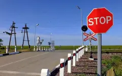 Поезд едва не столкнулся с автобусом на юге Казахстана: водителя обвинили в побеге