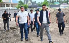 Аким Сатыбалды проверил состояние школ, фонтанов и набережной в Бостандыкском районе