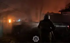 Опрокидывание пожарной автоцистерны, взрыв газового баллона: крупный пожар произошел ночью в Алматы