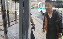 Астанчанин камнем разбил остановку при полицейских