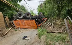 КАМАЗ снес газовую трубу и перевернулся на крышу: подробности смертельного ДТП в Алматы
