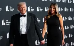От восторга до презрения: Дональд и Мелания Трамп появились на спектакле в Вашингтоне