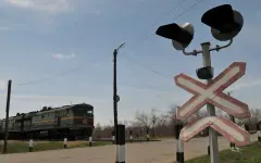 Грузовой поезд протаранил внедорожник на переезде в Алматинской области