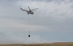 Горящий камыш тушат вертолетами в Атырауской области
