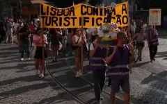 Акция против потока туристов прошла в Лиссабоне