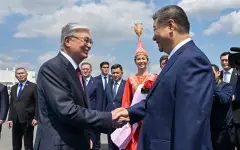 Токаев встретил Си Цзиньпина в аэропорту Астаны