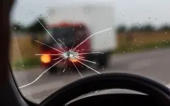 В Караганде у машин выбило стёкла из-за нелепой ошибки
