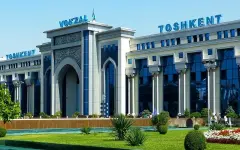 В Ташкенте грузовик провалился под землю и засыпал песком легковушку
