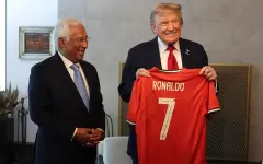 Президенту США презентовали футболку Роналду с его посланием
