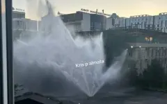 Бьющий из-под земли фонтан сняли на видео жители Алматы