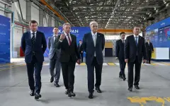 Касым-Жомарту Токаеву показали производство сэндвич-панелей KazPan