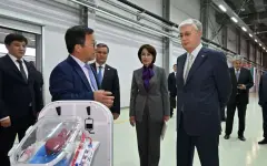 Президент осмотрел выставку предприятий, выпускающих медизделия