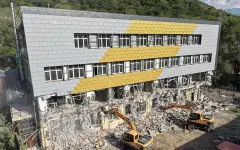 В предгорье Алматы сносят четырехэтажное здание