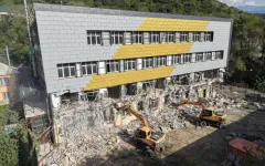 Очередное здание сносят в предгорье Алматы