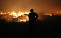 Мощный пожар разгорелся на мусорном полигоне около города Алатау