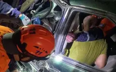 Зажатого в искореженном авто мужчину вызволили спасатели МЧС