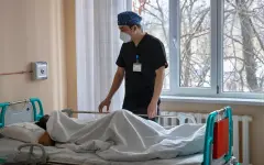 На продавца рынка в Алматы рухнул стеклянный киоск, ее спас врач-покупатель
