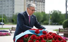 Президент возложил цветы к Мемориальному комплексу Алии Молдагуловой