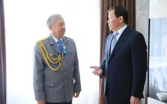 Глава региона поздравил ветерана МВД и прославленного тренера с праздником и знаменательной датой