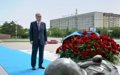 Токаев возложил цветы к мемориальному комплексу Алии Молдагуловой