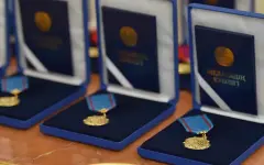 Какие виды поощрений применяются к сотрудникам МНЭ РК