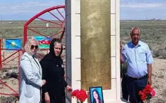 В Актау установили памятник погибшему экипажу самолета