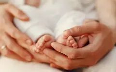 Карагандинка родила на остановке на глазах у прохожих