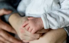 Женщина в Караганде родила на остановке, ребенок в реанимации
