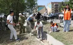 Таза Қазақстан: жители, артисты и общественники вместе убрали двор в Алматы