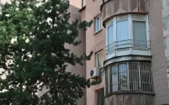 Житель Алматы 12 лет живет среди мусора и выбрасывает испражнения с балкона