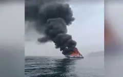 В Японском море загорелся катамаран с туристами: очевидцы показали жуткие кадры