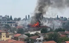В центре Антальи горит гостиница: пожар охватил уже несколько зданий