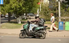 Угонщик мопедов протащил полицейского в Алматы - ВИДЕО