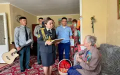 Военнослужащие поздравили ветерана войны с вековым юбилеем в Алматы
