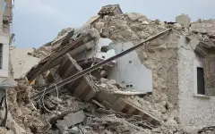 Поиск выживших идет после обрушения здания в Пакистане